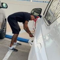 Neymar "se vinga" de amigo e fura pneus de carro de luxo  