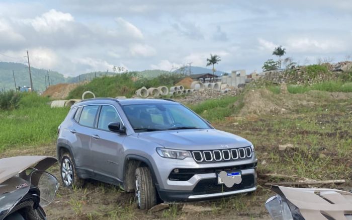 Jeep furou sinaleira, trafegou na contramão e na calçada, levando perigo a pedestres e motoristas

(Foto: Divulgação)