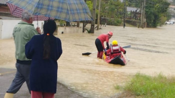 Dois adultos e cinco crianças foram socorridas em meio a água (Foto: Divulgação)