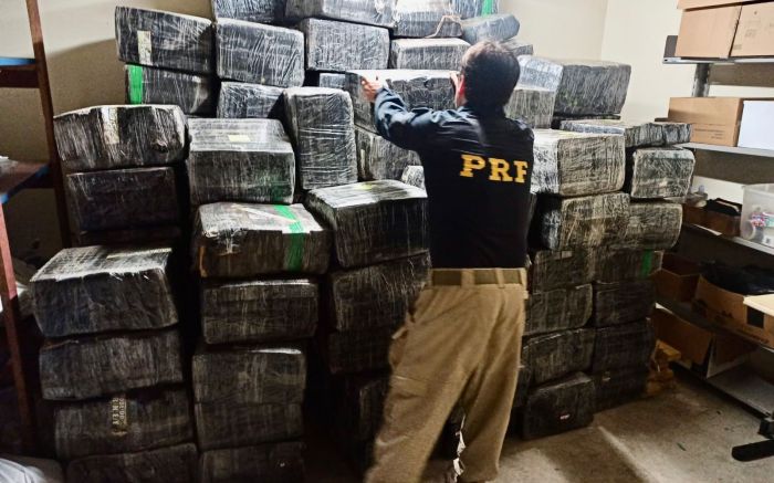 Esta foi a segunda apreensão de drogas em veículos que fazem  o transporte de donativos (Foto: Divulgação/PRF)