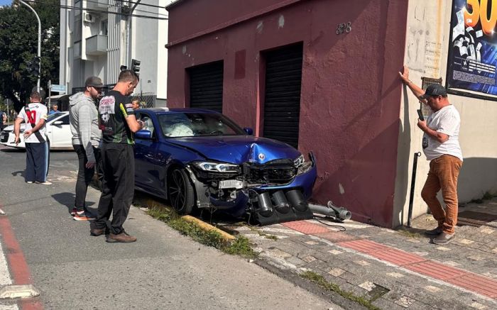 Air bags da BMW acionaram com o impacto da batida (Foto: redação e leitor)