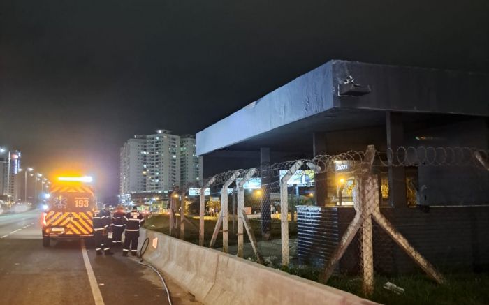Estrutura tinha virado abrigo para andarilhos

(Foto: Divulgação/CBMSC)