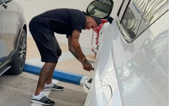 Vídeo de Neymar furando os pneus causou polêmica nas redes (Foto: reprodução/redes sociais)
