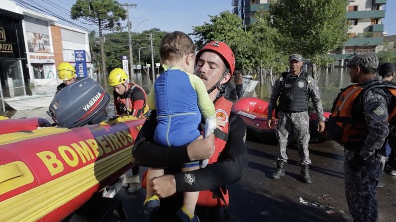 Equipes saíram de Araranguá e Lages pra ajudar no resgate de pessoas   (foto: DIVULGAÇÃO CBMSC)