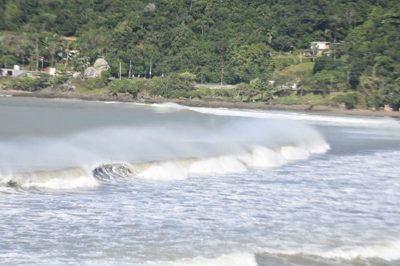 Ventos fortes no litoral estão ligados à formação de um ciclone em alto mar (foto: João Batista)