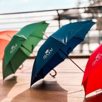 Itajaí Shopping presenteia clientes com guarda-chuvas exclusivos 