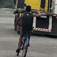 Ciclista exibiu pênis pra mulherada na orla de Navegantes  