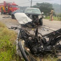 Casal de motociclistas morre em acidente na Jorge Lacerda; rodovia está com filas 