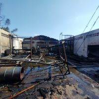 Galpão é destruído por incêndio no Rio Pequeno