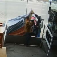 Ladrões usando carrinho de recicláveis roubam o Prensadão do Urso; veja o vídeo  