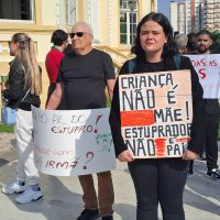 300 pessoas se manifestam na Hercílio Luz contra o “PL do Aborto”