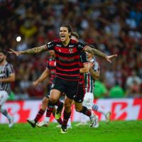 Flamengo vence o Fluminense e mantém liderança 
