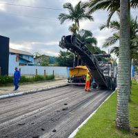 Itajaí: Luci Canziani virada em buracos após novo asfalto; BC: Carlos Drumond está de cara nova rapidinho    