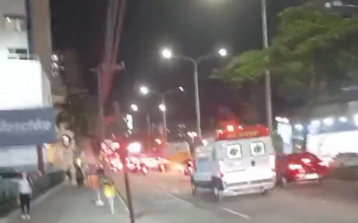 Bernardo foi transferido de ambulância para o Hospital São José
(Foto: Reprodução)
