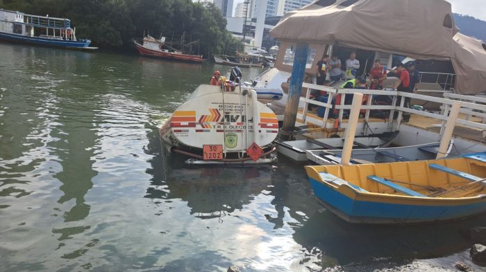 Homem morreu dentro da cabine ao tentar impedir que o caminhão caísse no rio
  (Foto: Divulgação/CBMBC)