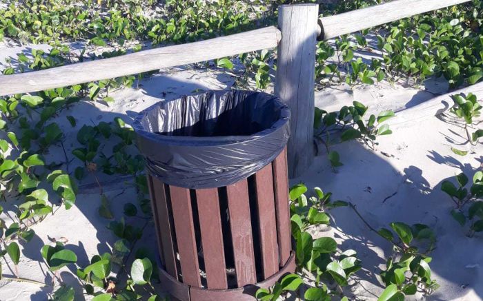 Pai e filha contaram 80 lixeiras na praia do Molhe e do Atalaia (Foto: Leitor) 