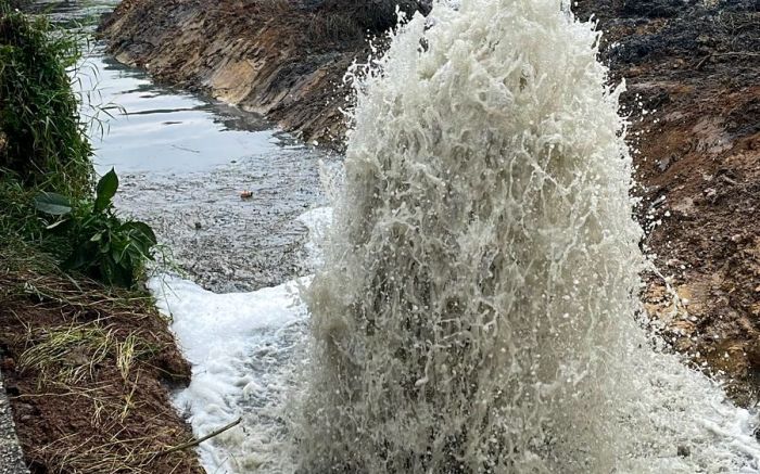 Rompimento aconteceu entre o ligamento de captação de água em Camboriú até a ETA dos Estados (Foto: Divulgação/Emasa)