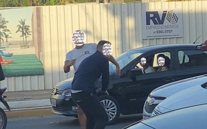 Agressão aconteceu logo após uma barreira policial montada na avenida Santa Catarina 
(Foto: reprodução)