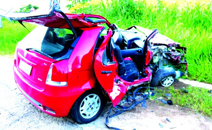 Carro onde estavam as cinco mulheres ficou totalmente destruído
(foto: Arquivo)