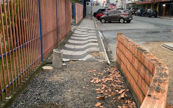 Muro cerca a área do antigo Bar da Trude (Foto: leitor)