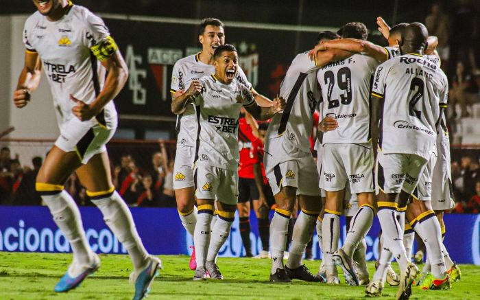 Vitória tirou o Criciúma do Z4. Foto: Celso da Luz/Criciúma