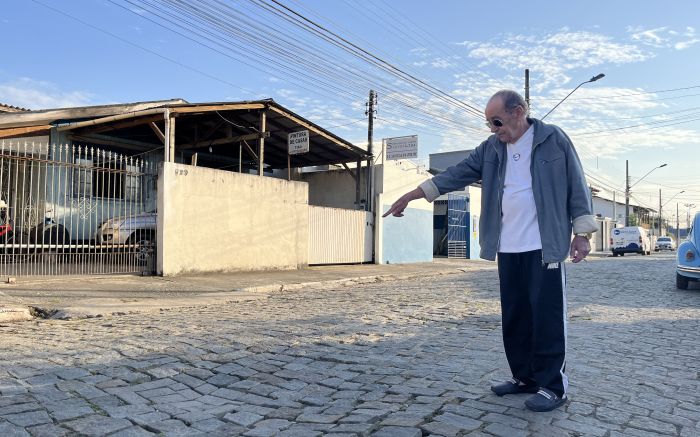 Calçamento, que tá cheio de buracos, foi pago pelos próprios moradores há 40 anos
(Foto: Fran Marcon)