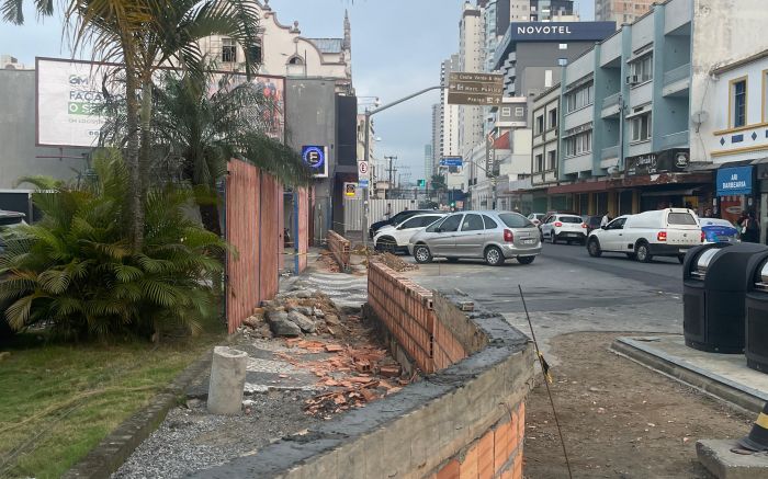 Muro de um metro de altura está sendo erguido na esquina das ruas Lauro Müller e Hercílio Luz (Foto: Fran Marcon)