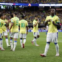 Brasil decide primeira posição do grupo contra a Colômbia