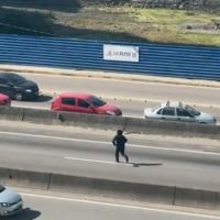 Homem encapuzado atira contra passageiro de Mercedes  