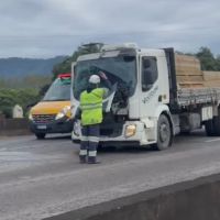 Acidente com carreta travou rodovia em Itajaí