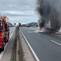 Incêndio em caminhão causa filas na BR-101