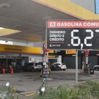 Gasolina tá quase 30 centavos mais cara nas bombas em Itajaí