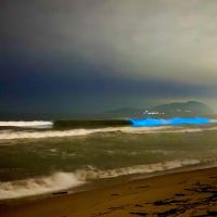 Ondas azul neon são vistas em praias de quatro cidades da região