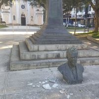 Bandidagem tenta furtar a “cabeça”  de Lauro Müller em praça de Itajaí 