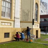 Servidoras fazem força-tarefa e limpam pichação no Museu Histórico de Itajaí  