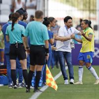 Brasil perde para a Espanha com Marta expulsa, mas avança às quartas