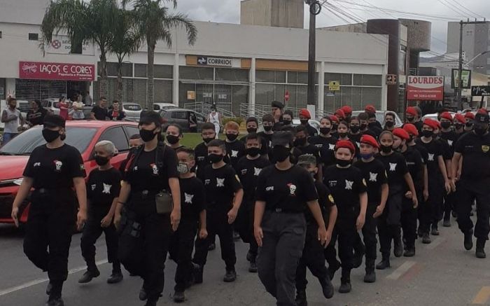 Projeto faz cobranças por atividades e não teria liberação pra usar escolas, segundo ex-comandante (Foto: Arquivo/Divulgação-Fope)   Curso pra preparação militar é oferecido como atividade de contraturno; estado nega "parceria" (Foto: Arquivo/Divulgação-Fope) 