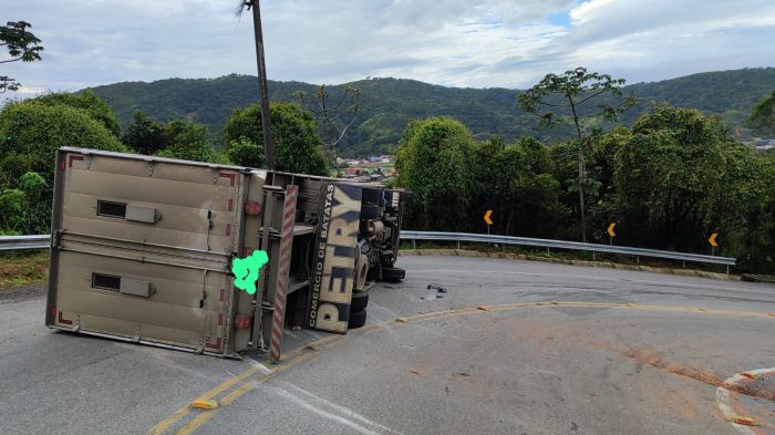 Caminhão deve ser retirado do local às 15h (Foto: Divulgação/CBMSC)