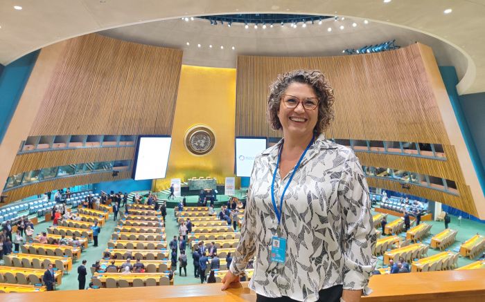 Diretora Executiva do Instituto Selo Social, Carina Giunco, na delegação brasileira no Fórum Político de Alto Nível, na ONU, em Nova Iorque (Foto: Selo Social)