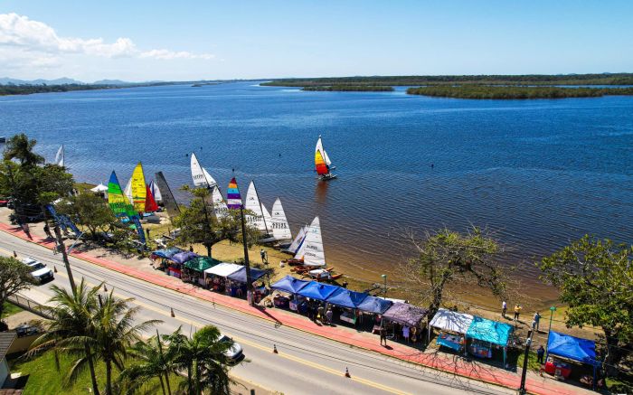 Lagoa de Barra Velha: antigo cemitério ficava no topo esquerdo da imagem, na linha da vegetação costeira do continente / Divulgação 