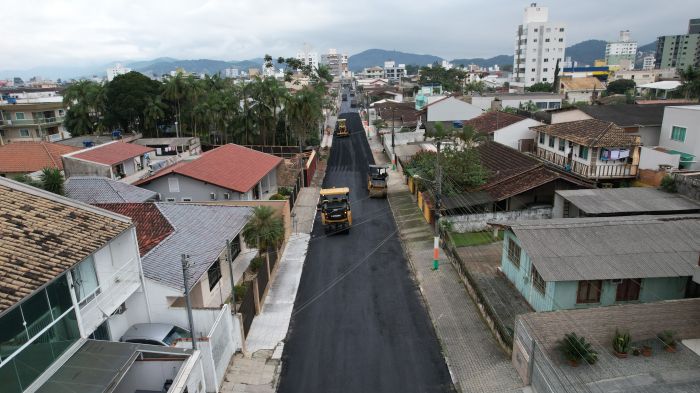 Motoristas precisam ficar atentos com as obras na pista (Foto: PMC)