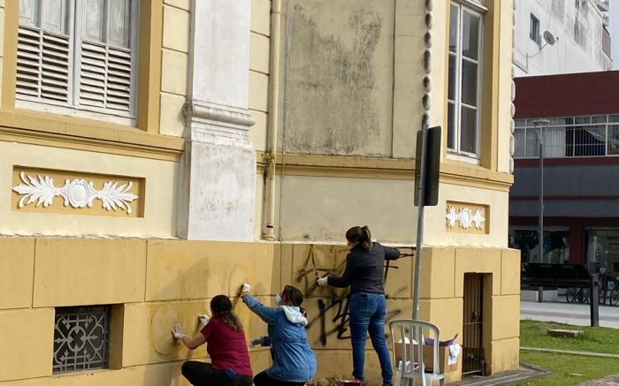Após testes, equipe conseguiu uma solução sem precisar pintar o prédio inteiro 
(Foto do leitor)
