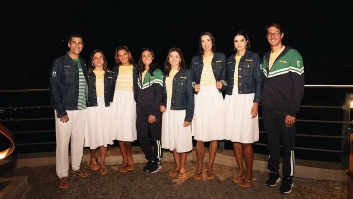 Visual dos atletas é composto por calça ou saia branca, camiseta listrada e jaqueta jeans bordada por artesãs do Rio Grande do Norte (Foto: Divulgação)  