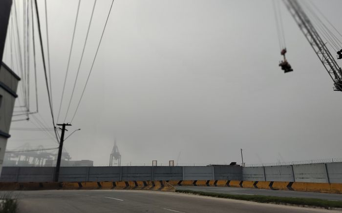 Porto de Itajaí encoberto pelo nevoeiro (Foto: Fran Marcon)