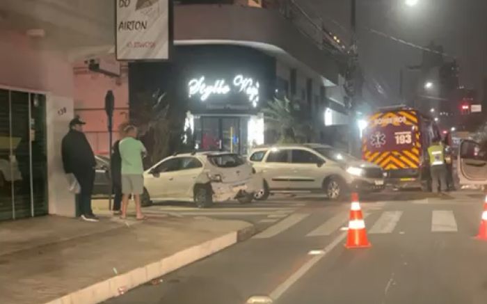Carros se chocaram em cruzamento da Vila Operária  (Foto: Divulgação)