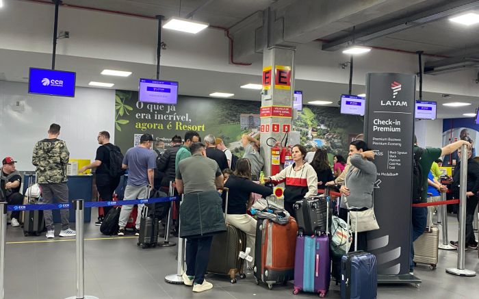 Aeroporto ficou superlotado com voos atrasados e cancelados pelo nevoeiro  (Foto: Da redação)