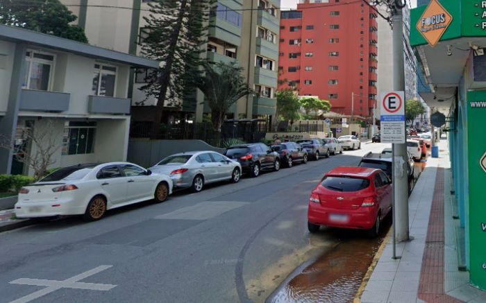 Criminoso de bicicleta atacou vítima na rua 15 de Novembro (Foto: reprodução)