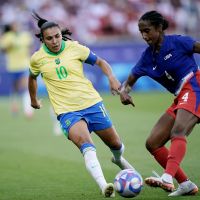 Brasil perde para os Estados Unidos e fica com a prata no futebol feminino