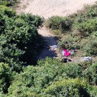 Andarilhos fazem acampamento na restinga da praia central de Navegantes