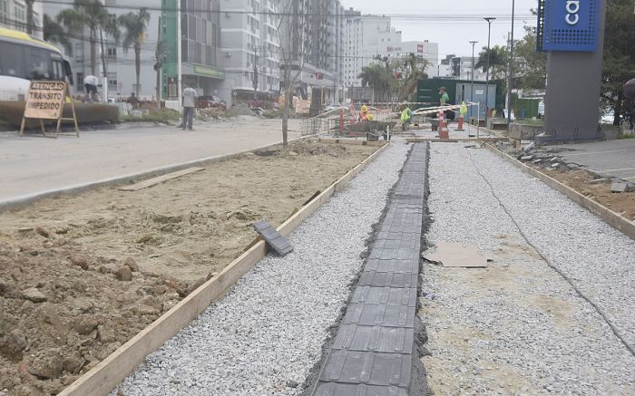 Lado direito da avenida Marcos Konder já recebeu galerias de drenagem e rede de esgoto. Agora vem o asfalto (Foto: João Batista)